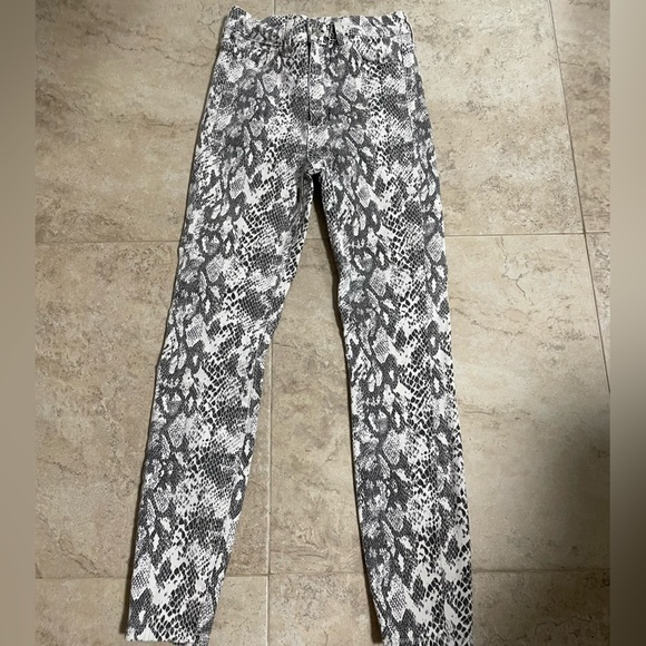H&M snakeskin print cotton skinny ankle jeans.
Zipper/button closure. Size 2. - Picture 1 of 5